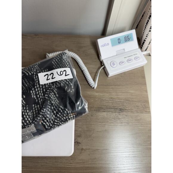 Chicos Travelers Top Size 1 Medium Black Gray Chevron Travel Career Resort CEO - Picture 12 of 12